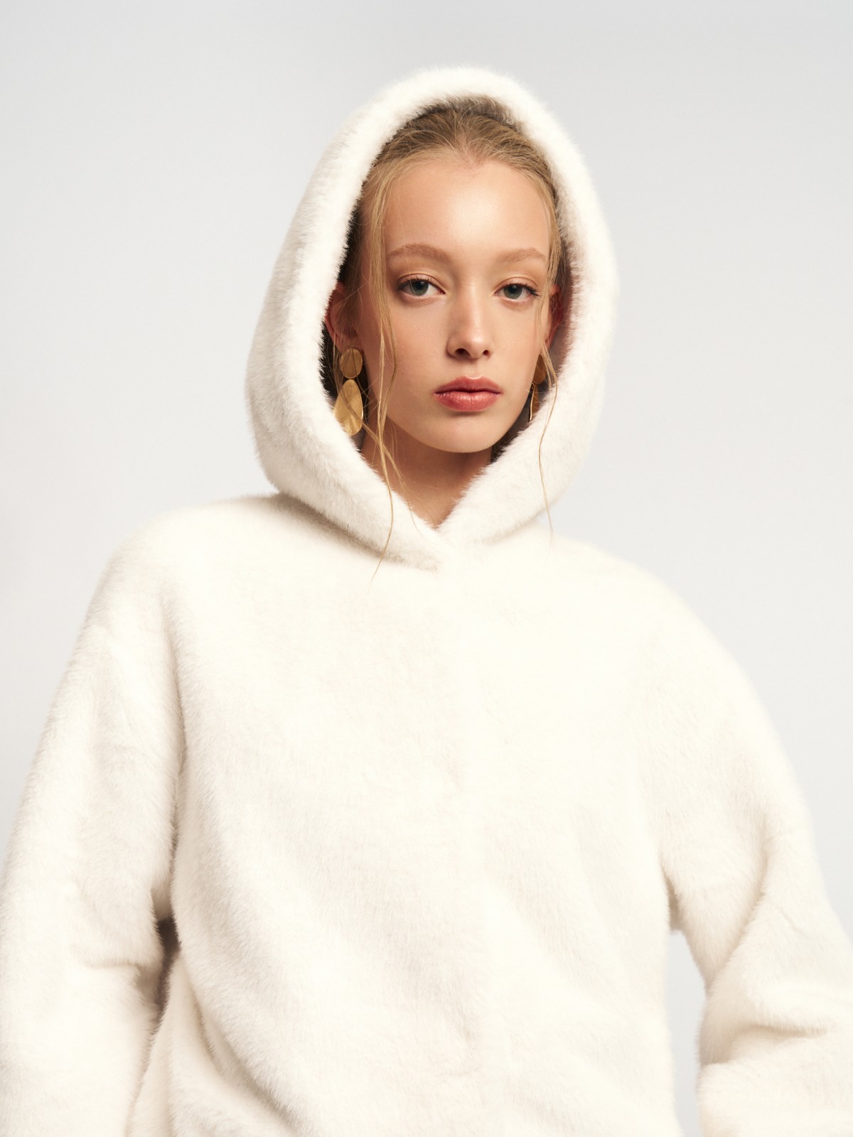 Короткая куртка-шуба из экомеха с капюшоном