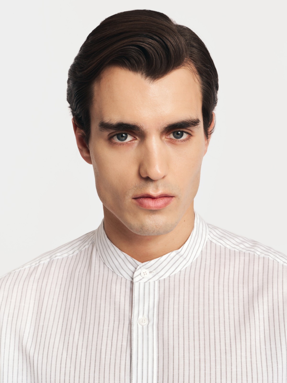 Льняная рубашка с воротником-стойкой