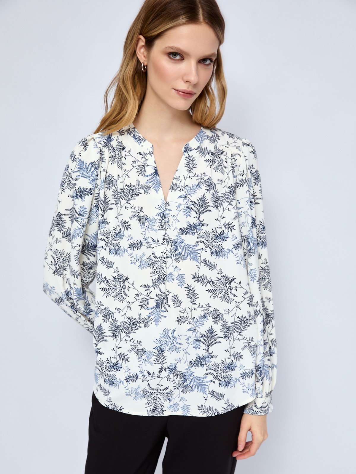Блузка с V-образным вырезом на груди и принтом