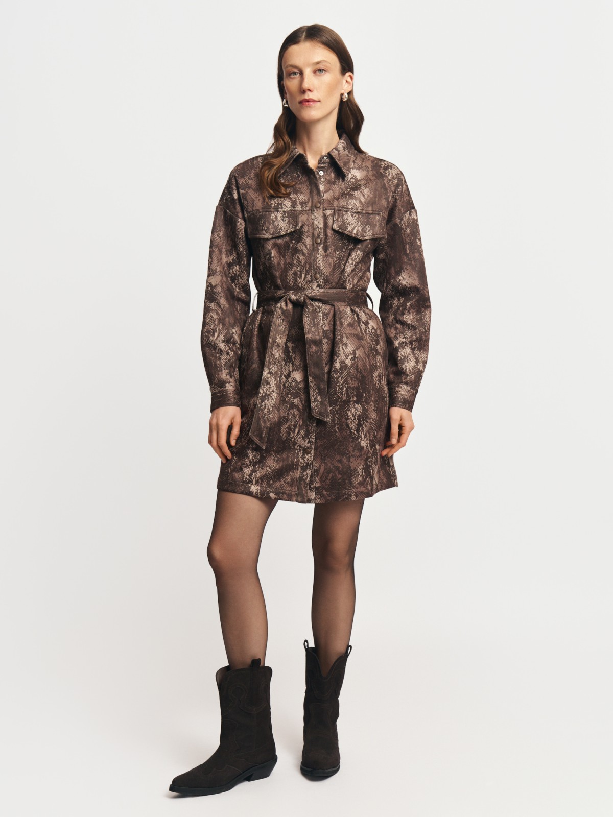 Платье-рубашка из экозамши с поясом