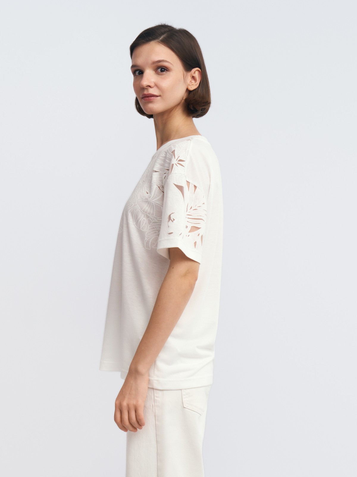 Футболка с ажурным узором на кокетке и рукавах