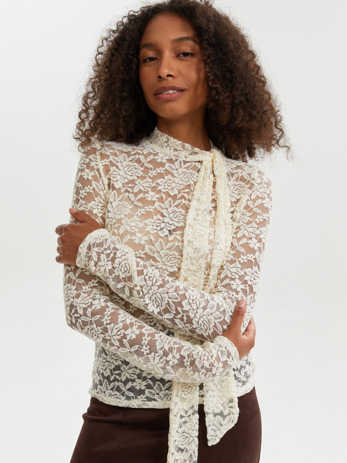 Кружевная блузка с длинным рукавом и бантом