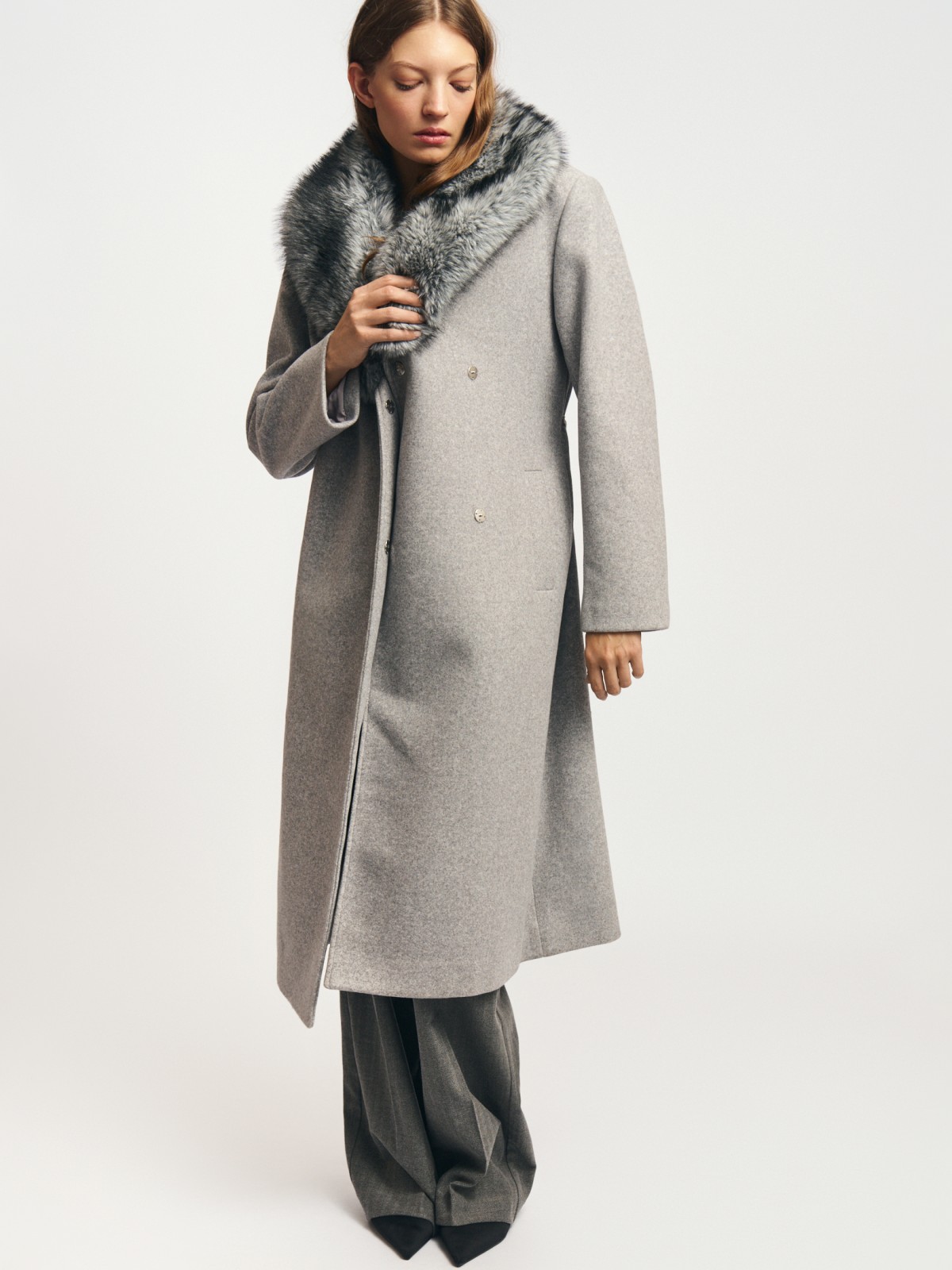 Пальто с меховым воротником и поясом