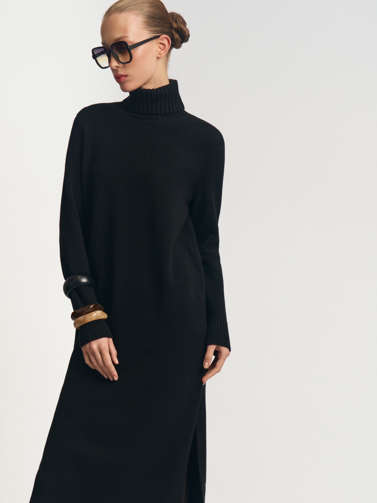 Вязаное платье-свитер с горлом