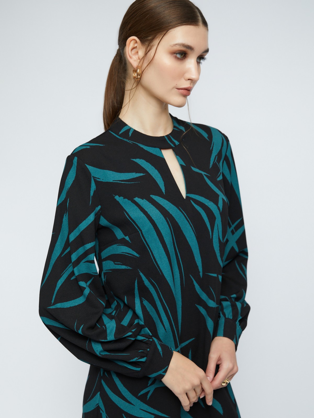 Платье длины мини с чокером и принтом