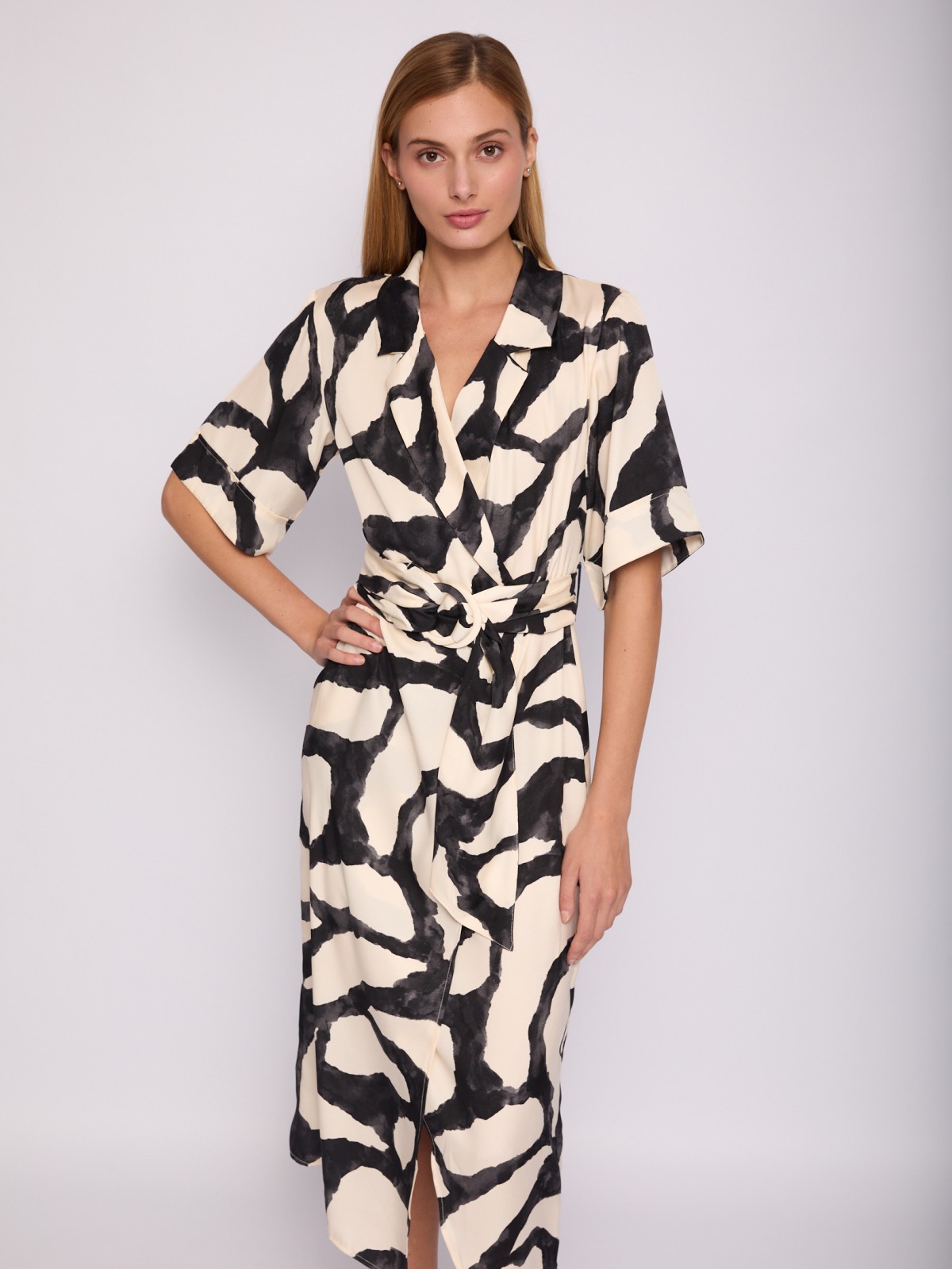 Атласное платье миди с разрезом и поясом