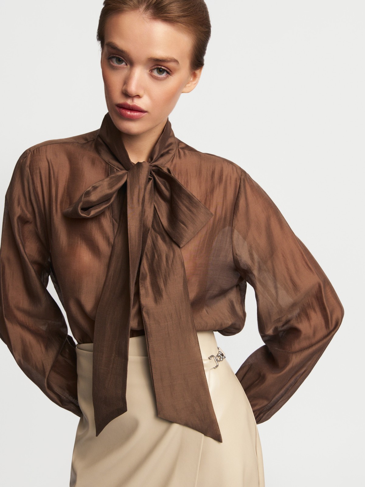 Блузка-рубашка с бантом