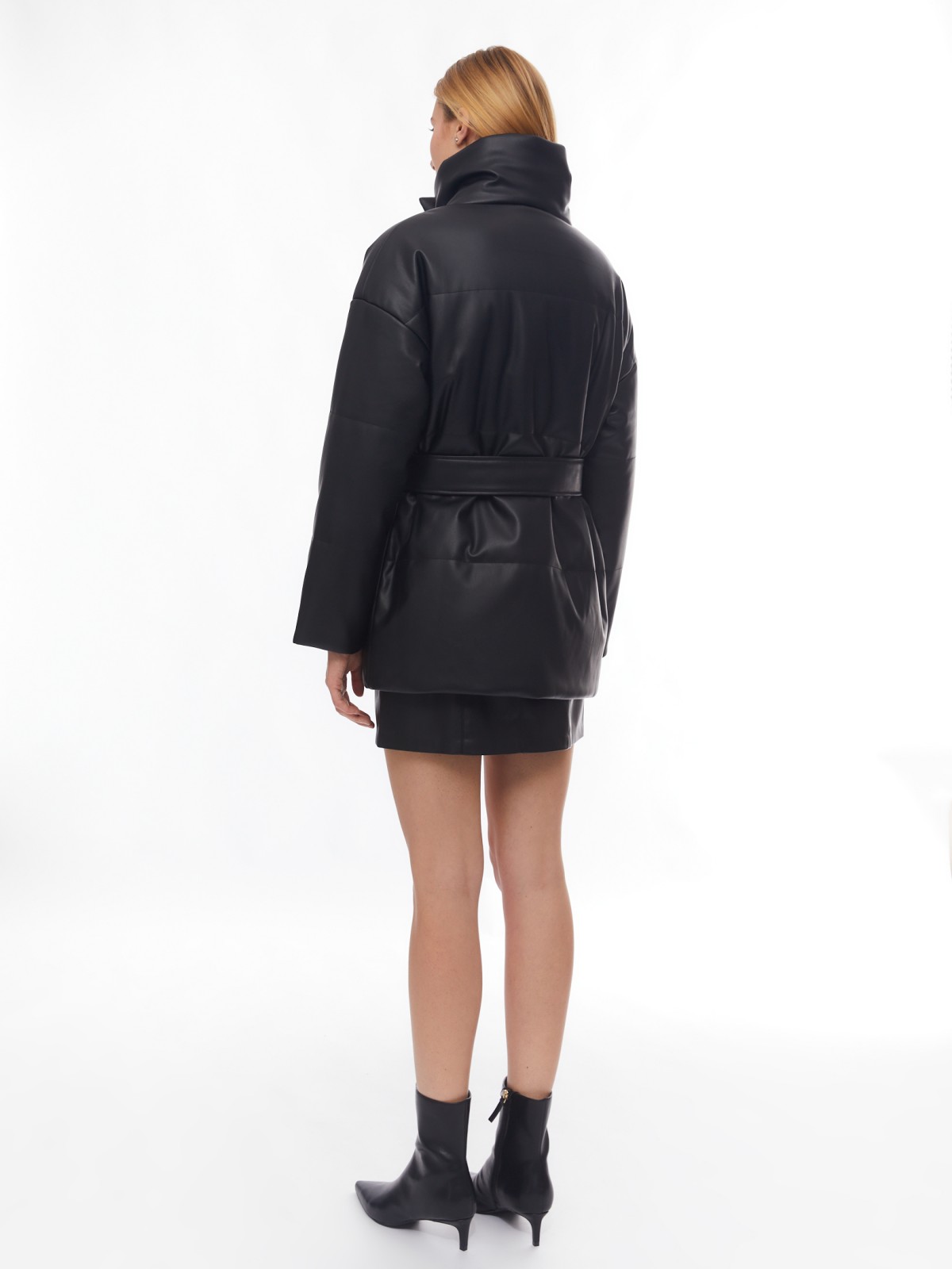 Тёплая дутая куртка из экокожи с высоким воротником и поясом