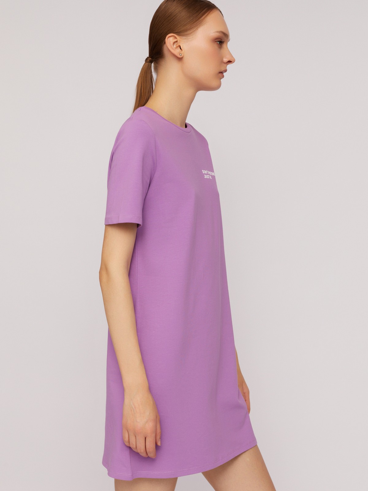 Платье-футболка из хлопка с коротким рукавом и принтом-надписью zolla N24218192022, цвет лиловый, размер XS - фото 3