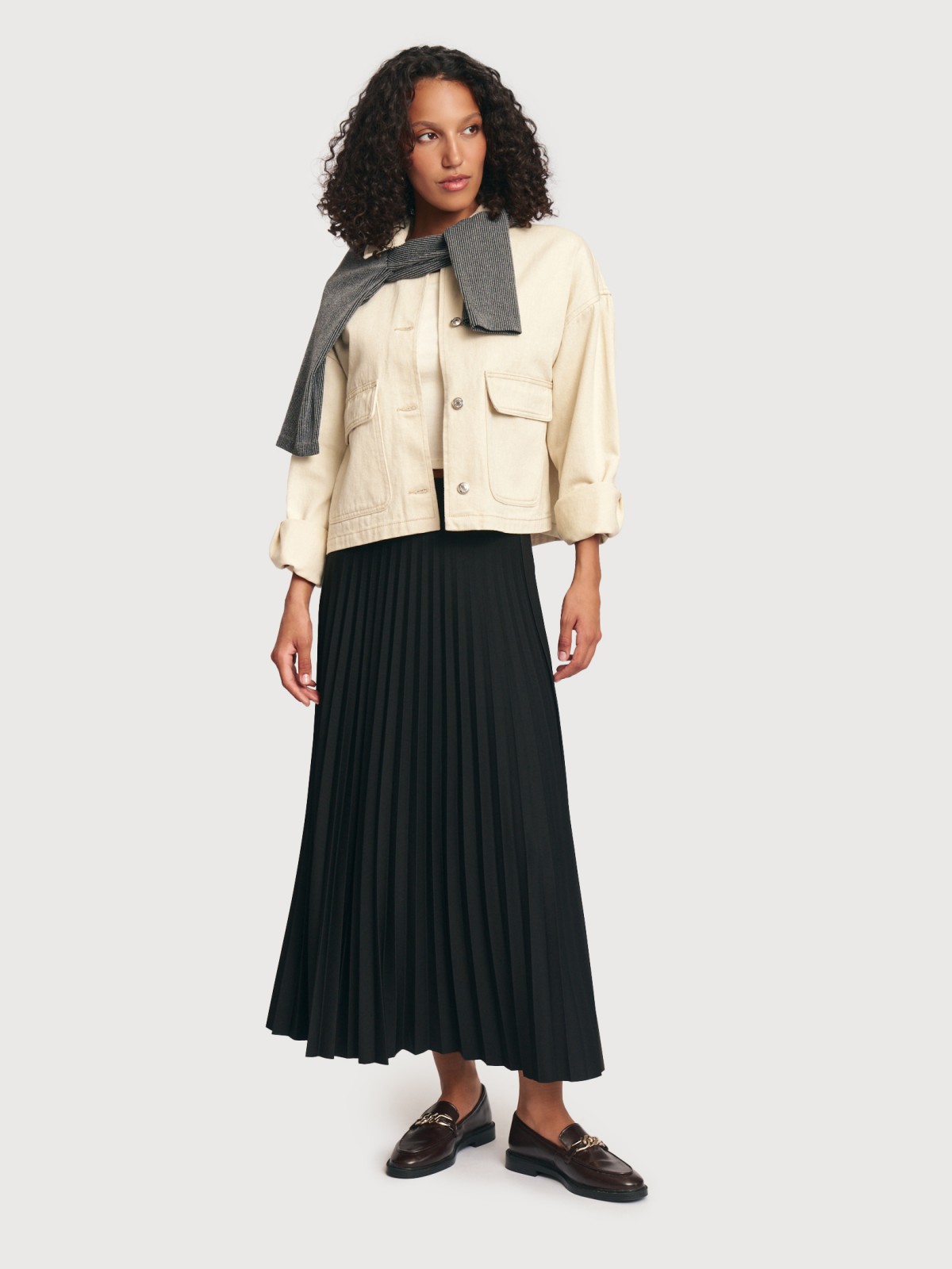 Трикотажная юбка плиссе длины миди на резинке