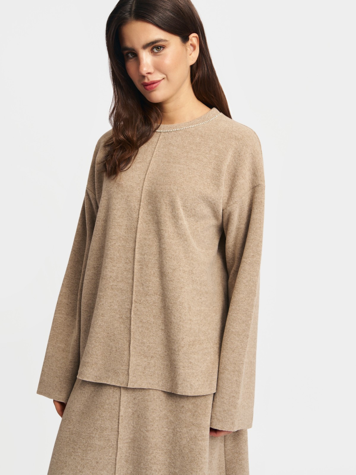 Трикотажный джемпер с декором у выреза