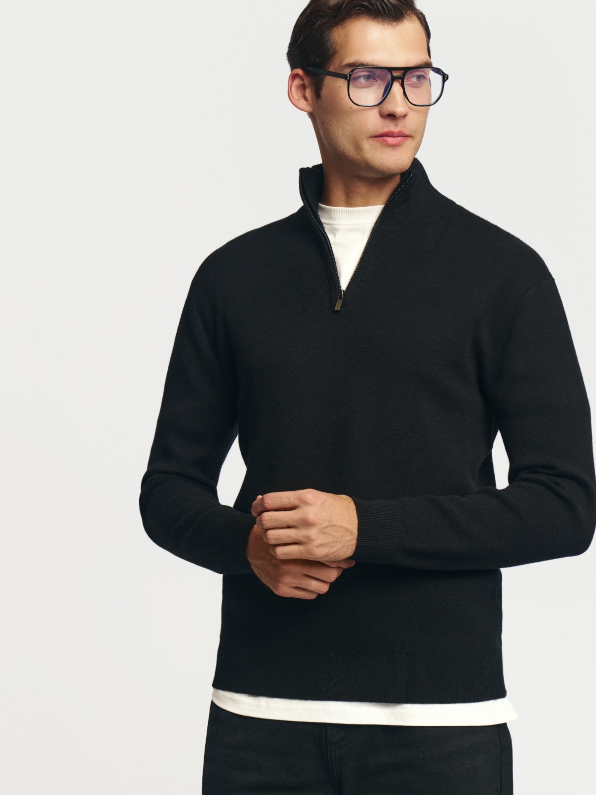 Тонкий трикотажный свитер с горлом на молнии 1799₽