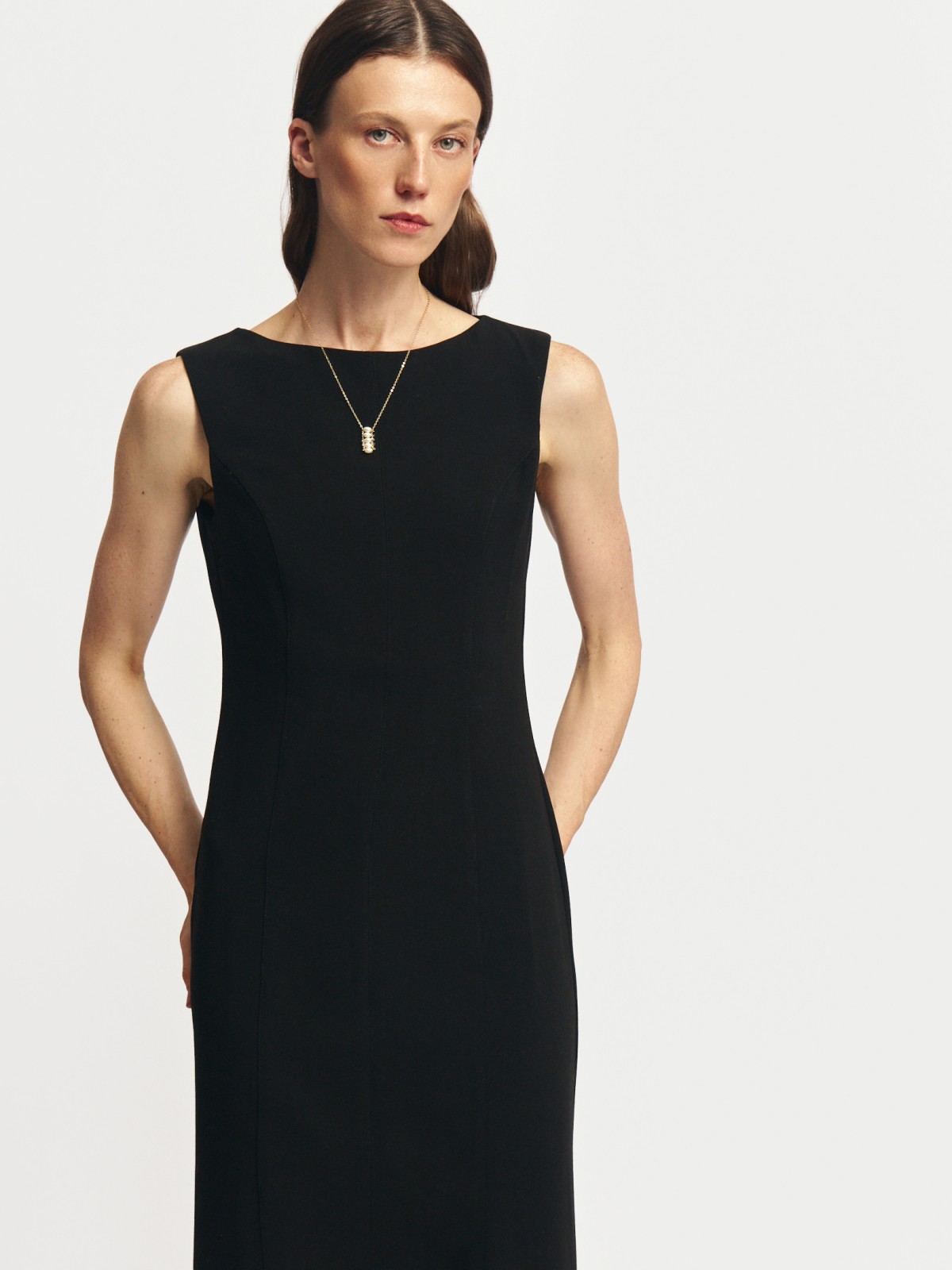 Платье миди без рукавов с разрезом