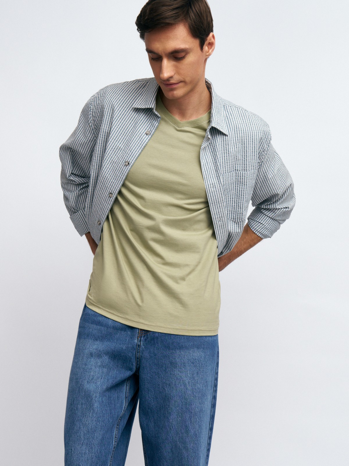 Футболка из хлопка с треугольным вырезом