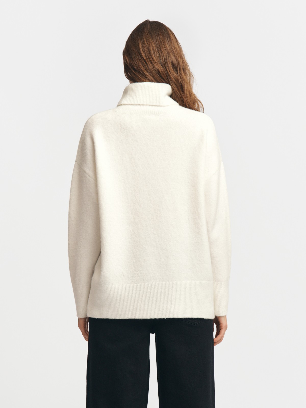 Длинный вязаный свитер с воротником-гольф