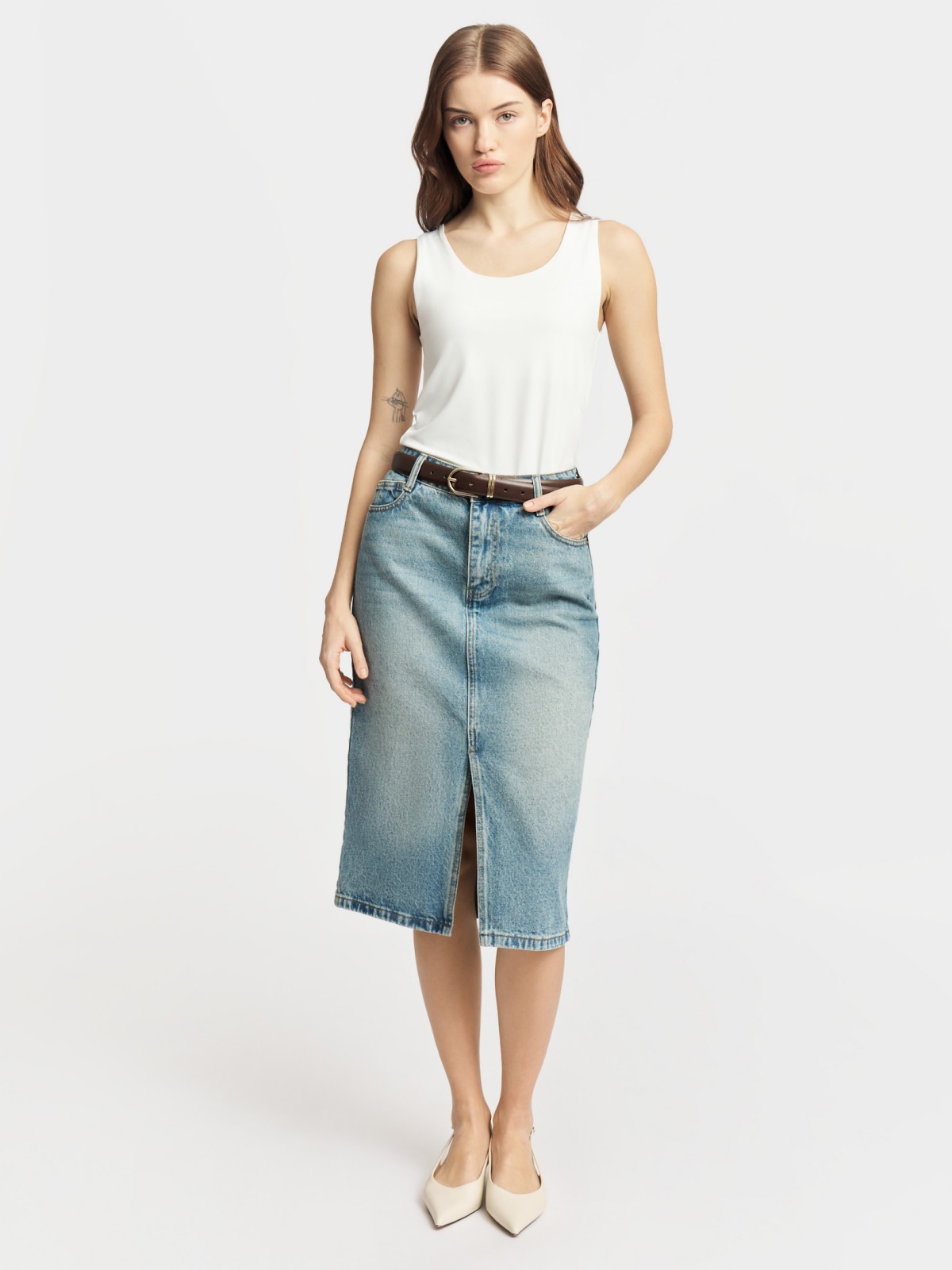 Прямая джинсовая юбка миди с разрезом