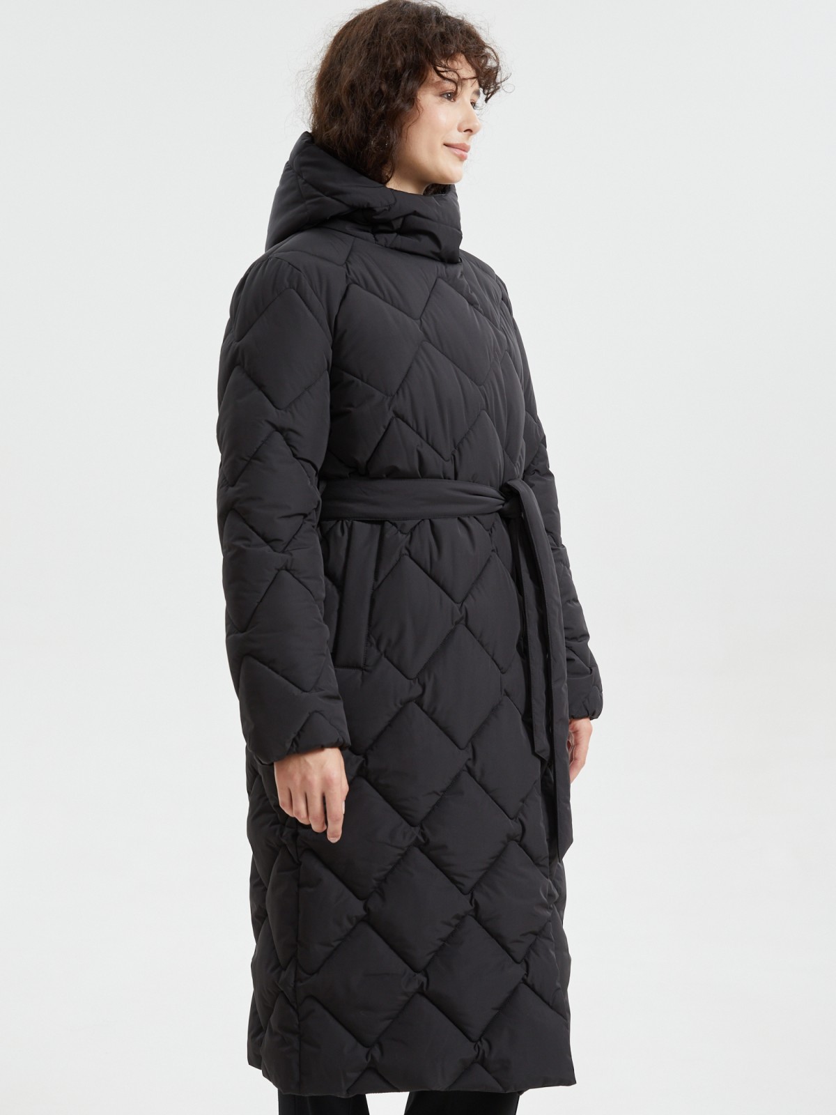 Тёплая стёганая куртка-пальто с капюшоном и поясом