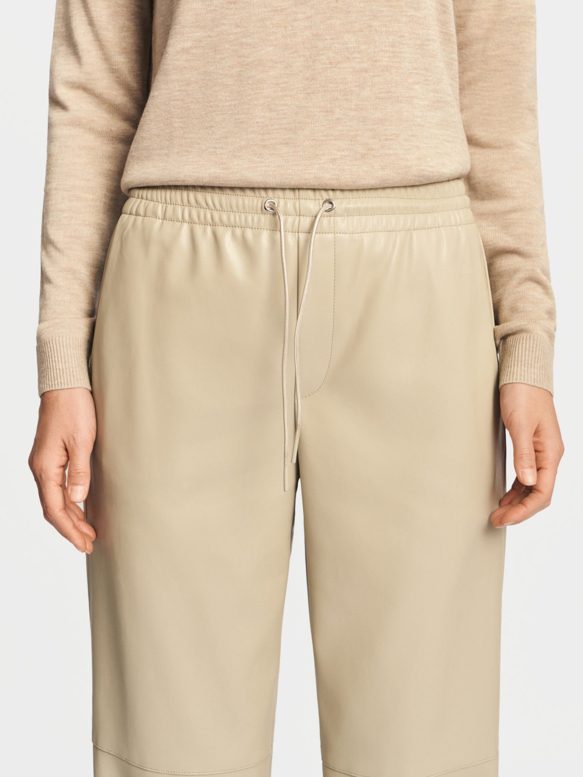 Брюки из экокожи с поясом на резинке