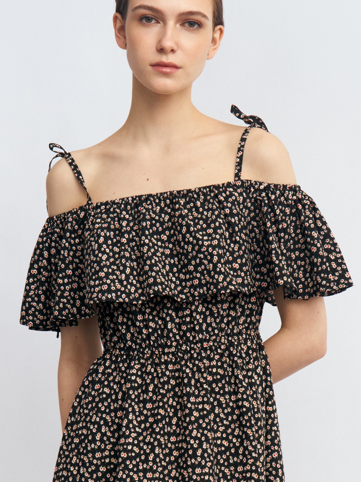 Платье-сарафан с открытыми плечами и разрезом