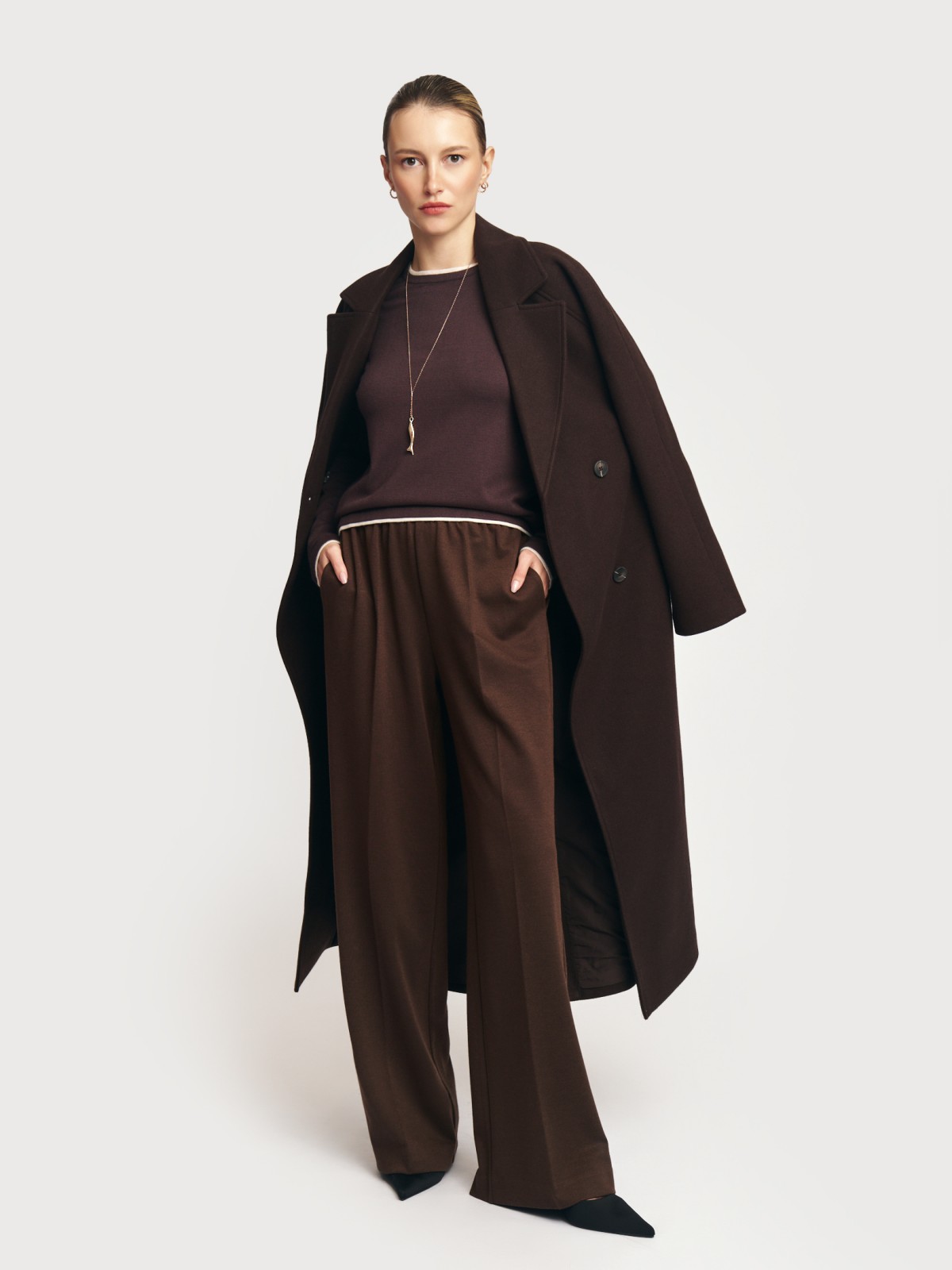 Брюки с поясом на резинке и стрелками