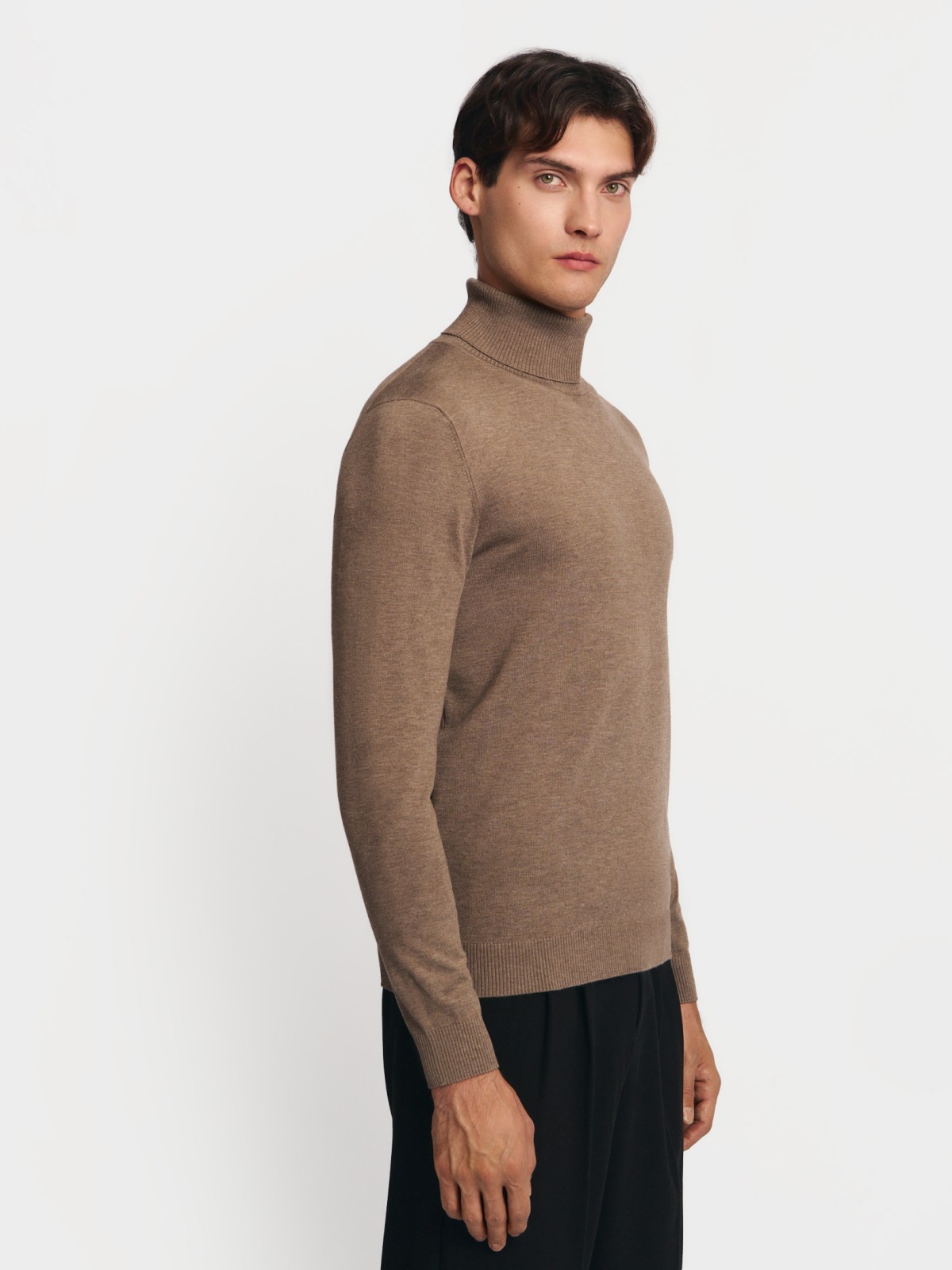 Тонкая трикотажная водолазка с воротником гольф