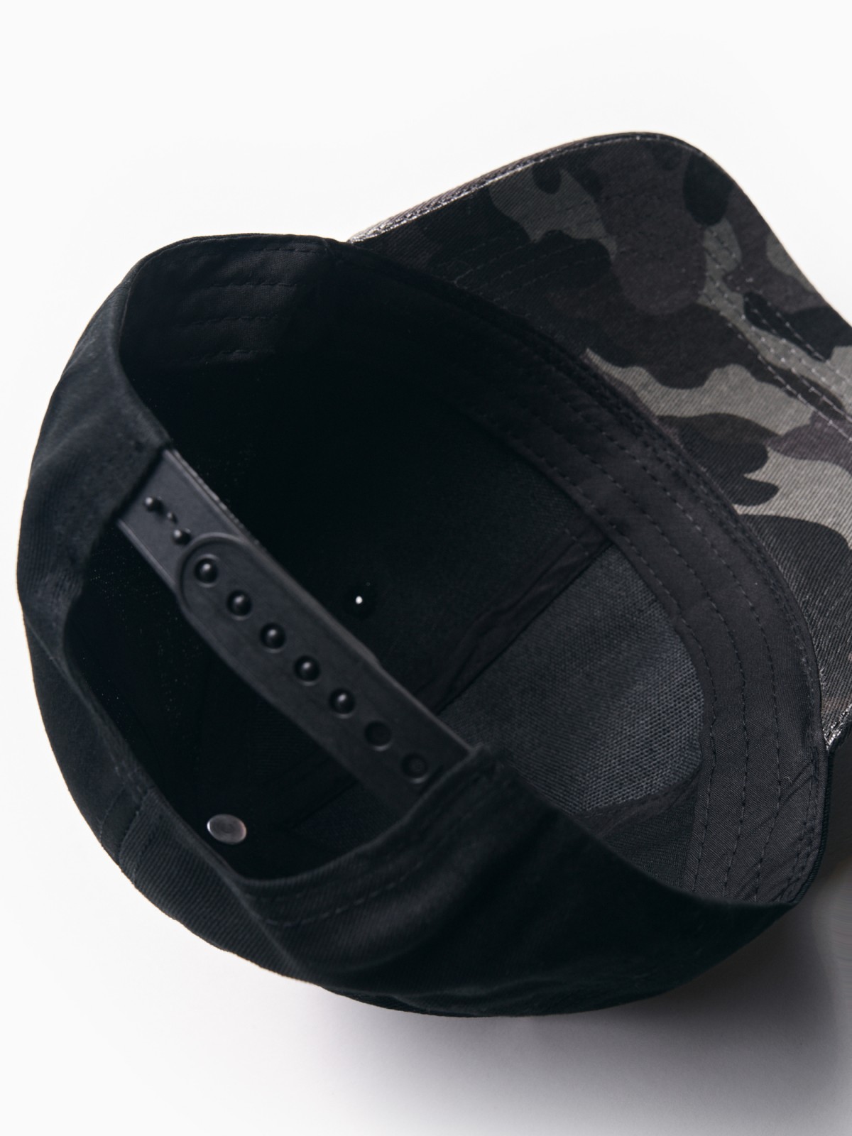 Бейсболка из хлопка с камуфляжным козырьком