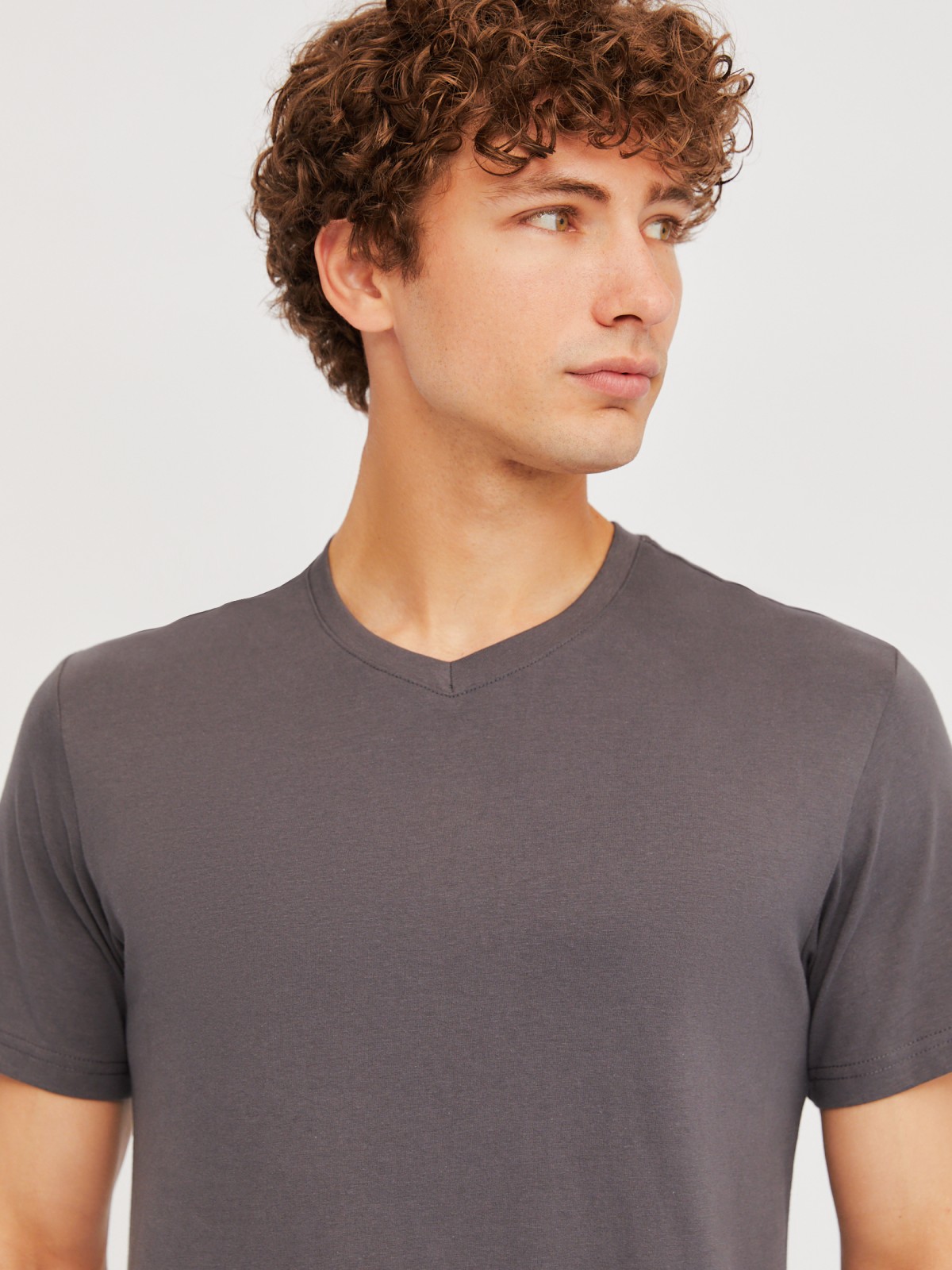 Футболка из хлопка с треугольным вырезом