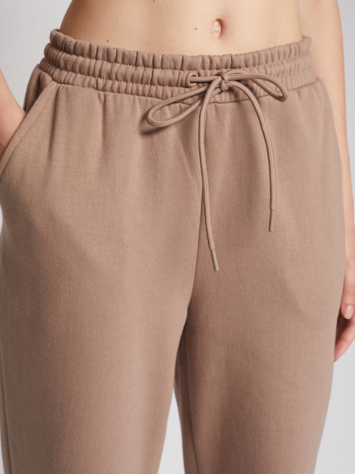 Брюки-джоггеры в спортивном стиле