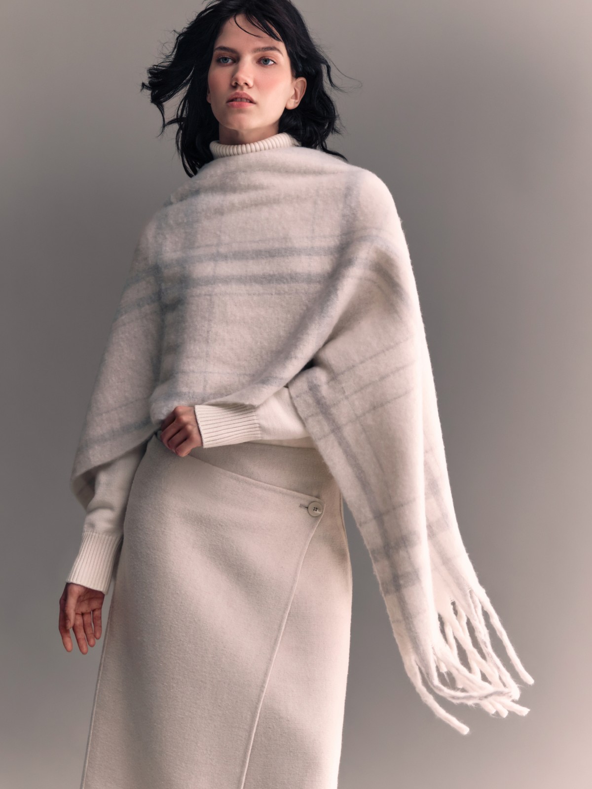 Тёплый шарф в клетку с длинной бахромой