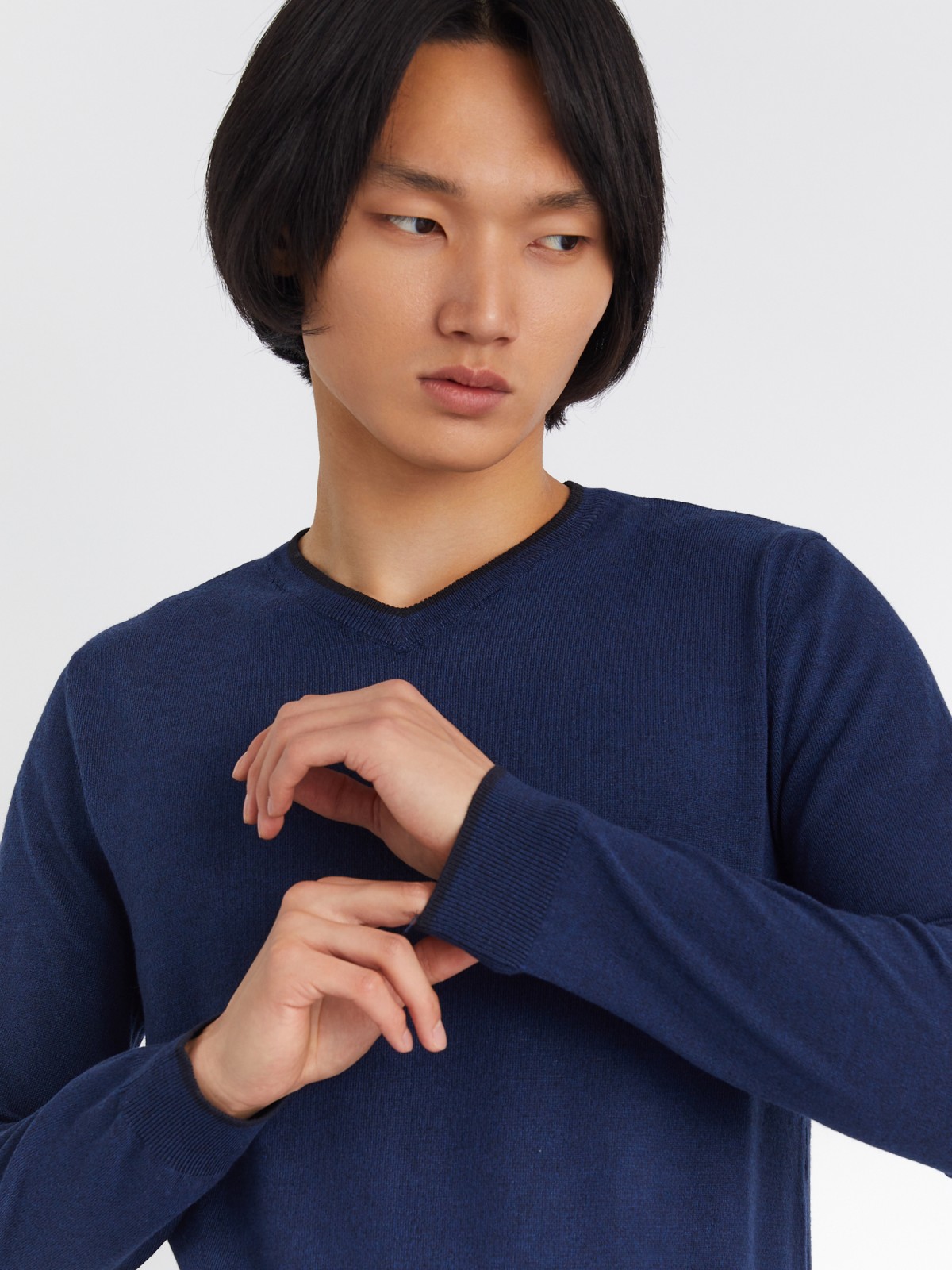 Тонкий трикотажный пуловер с треугольным вырезом и длинным рукавом zolla 213336165022, цвет синий, размер M - фото 3