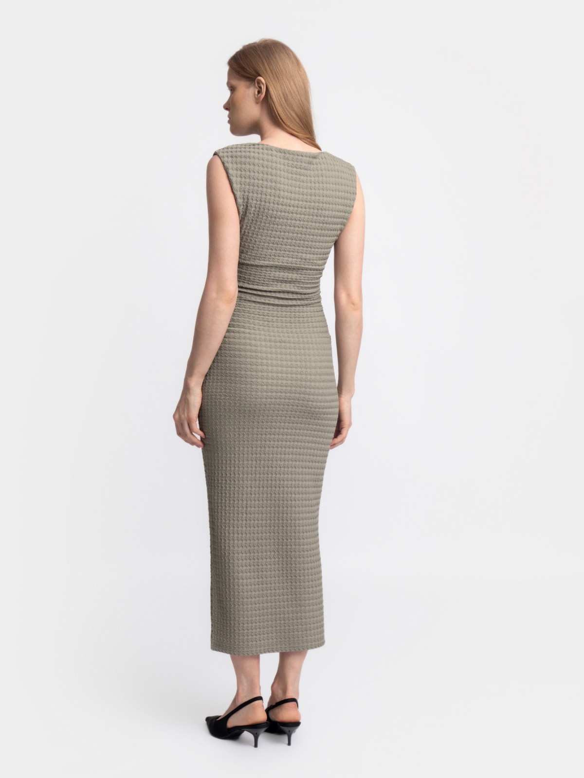 Платье миди без рукавов