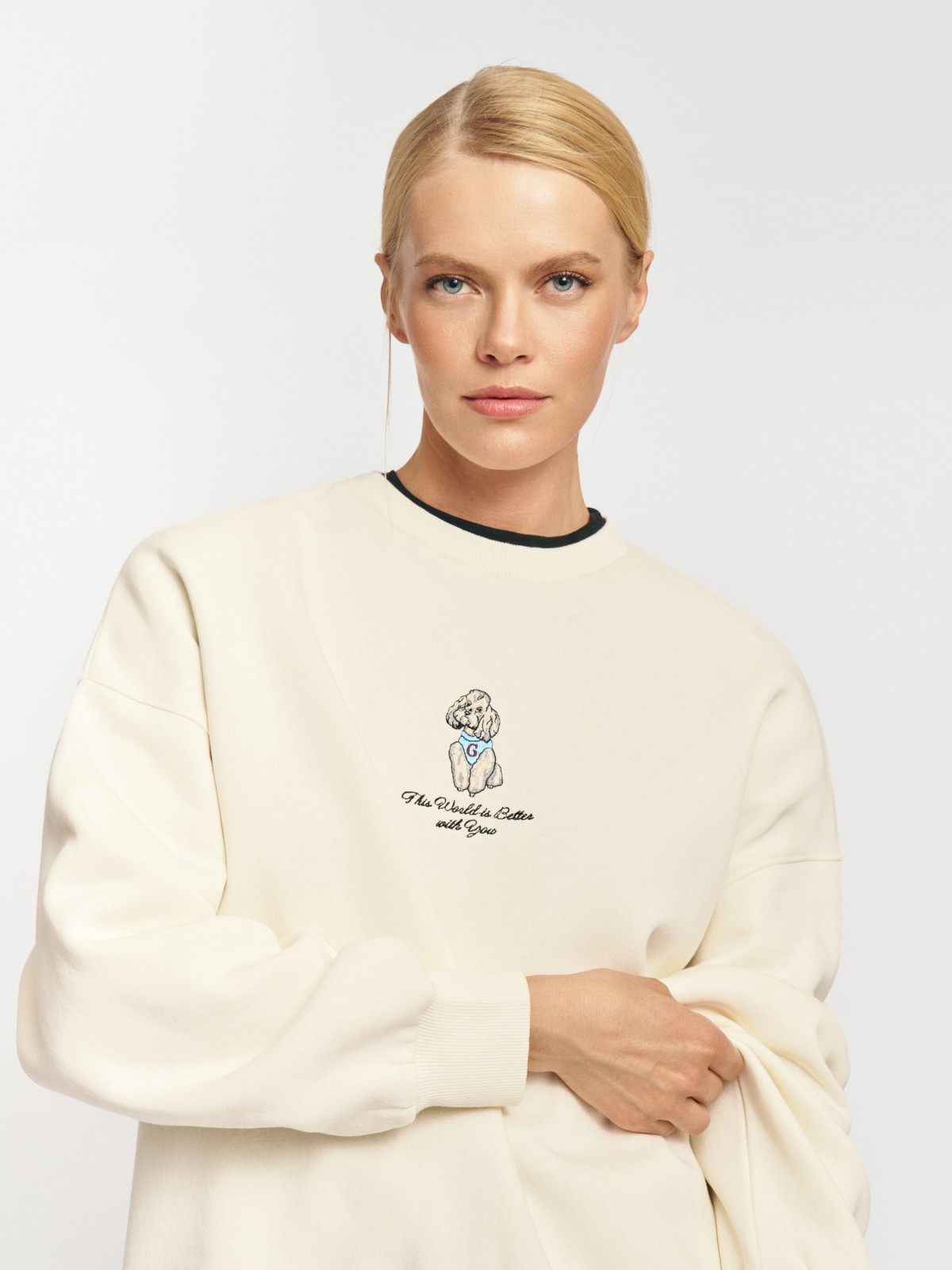 Утеплённый свитшот с вышивкой