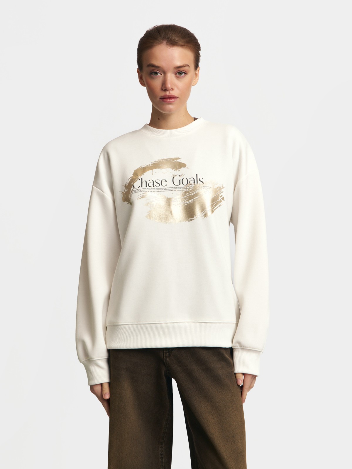 Свитшот с акцентным принтом на груди