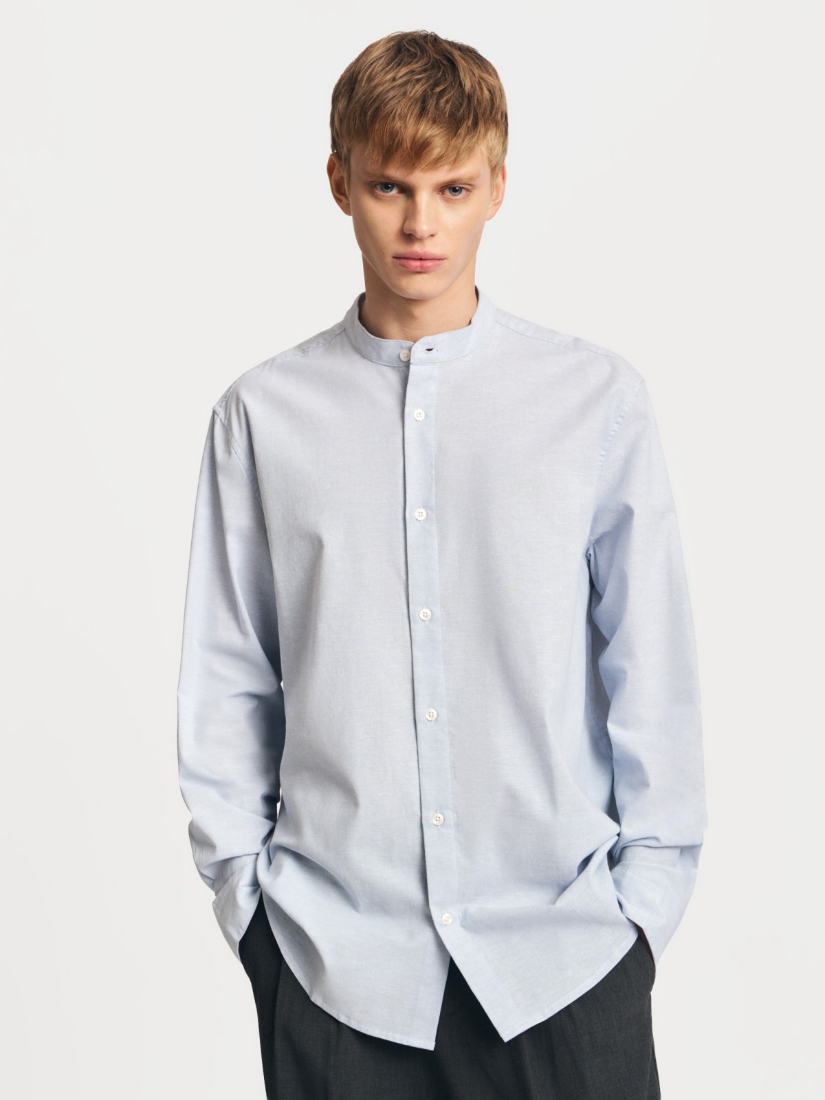 Льняная рубашка с воротником-стойкой