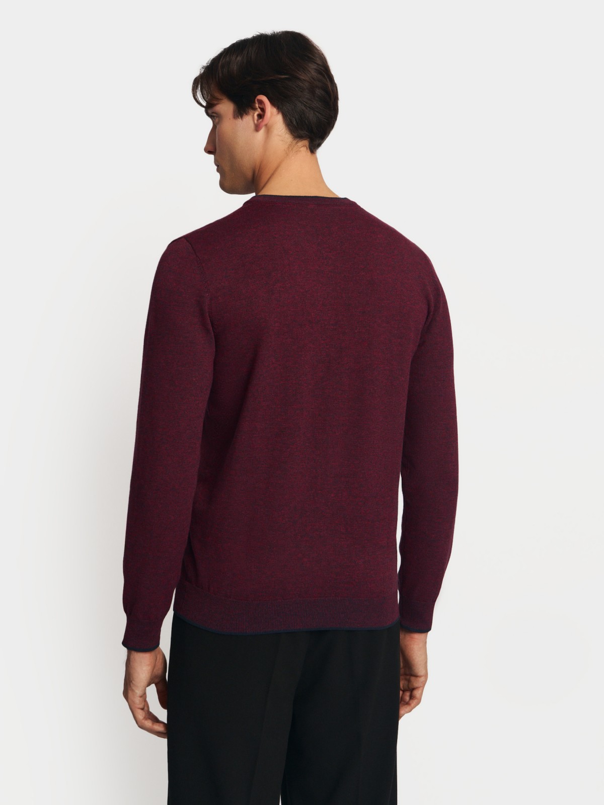 Тонкий трикотажный джемпер с вырезом