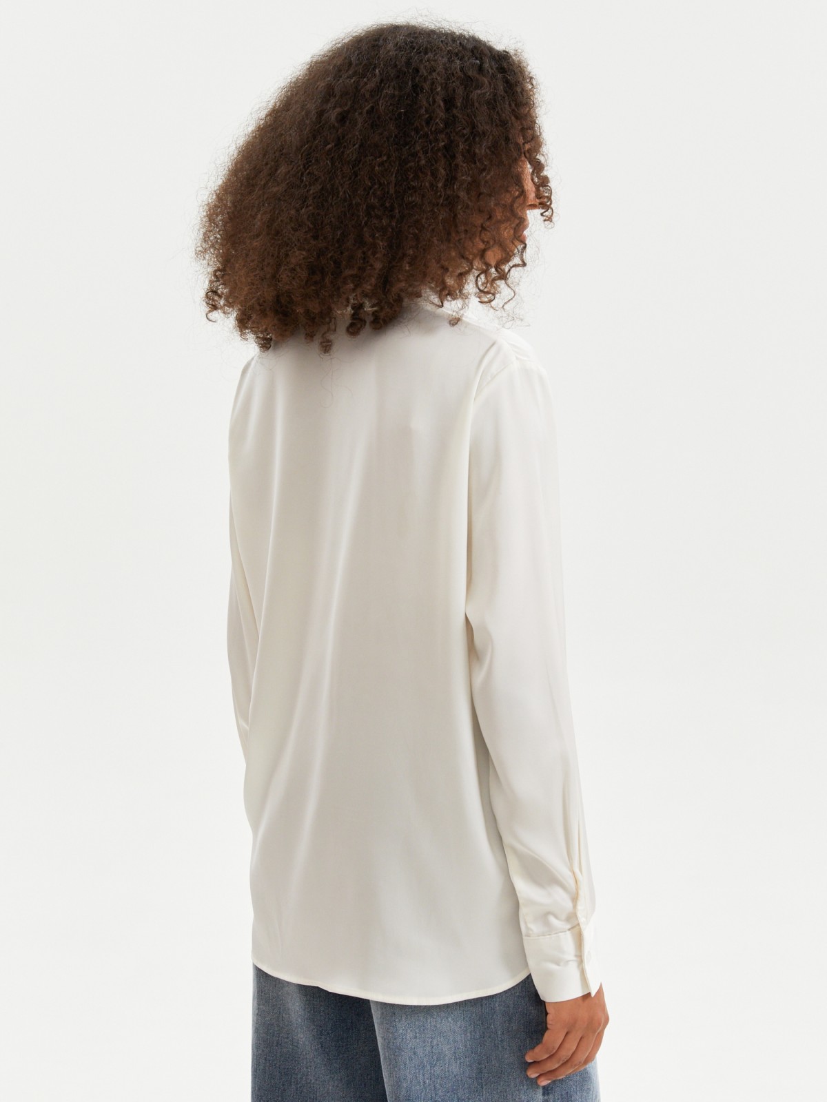 Атласная прямая рубашка с длинным рукавом