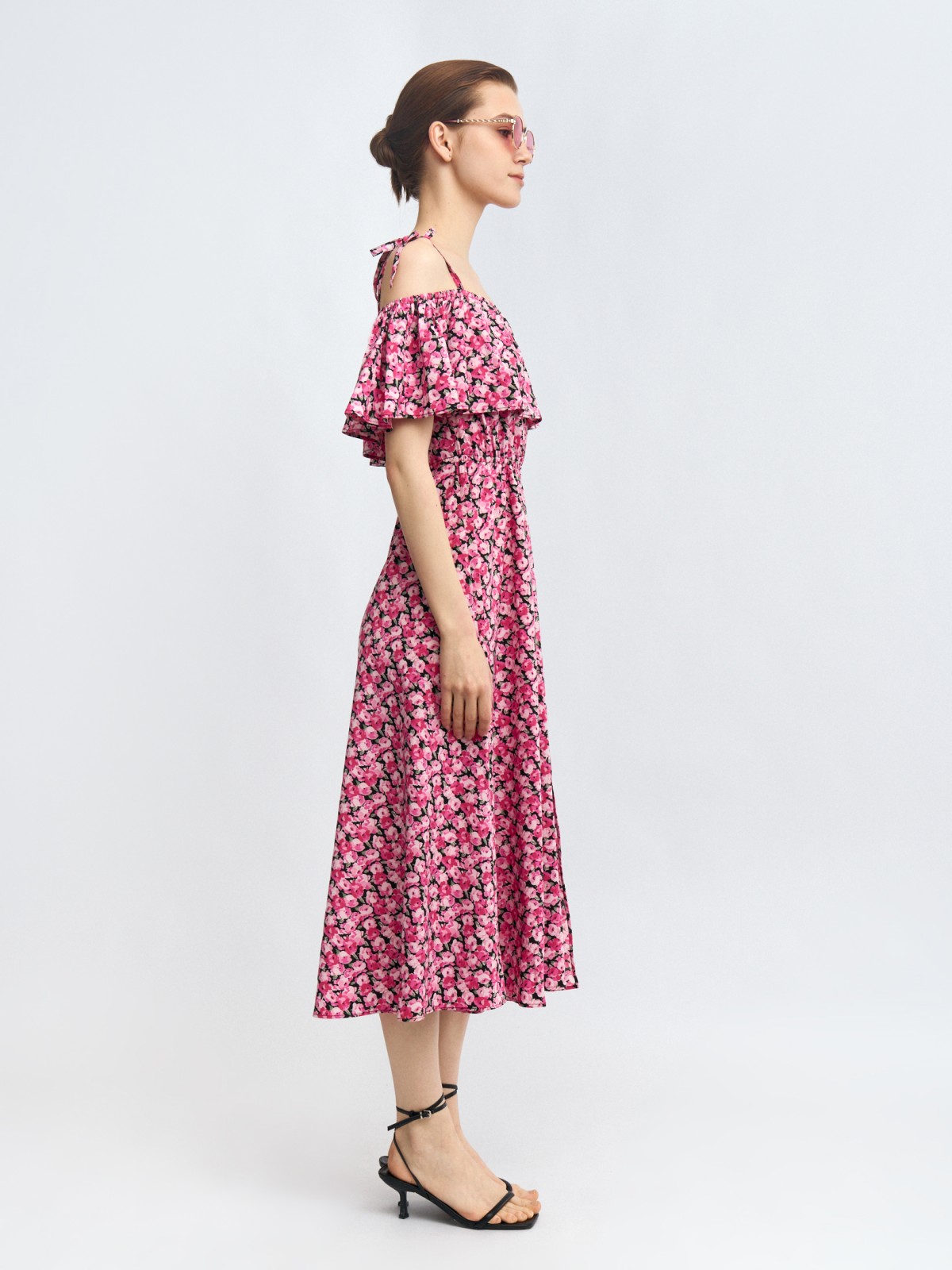 Платье-сарафан с открытыми плечами и разрезом