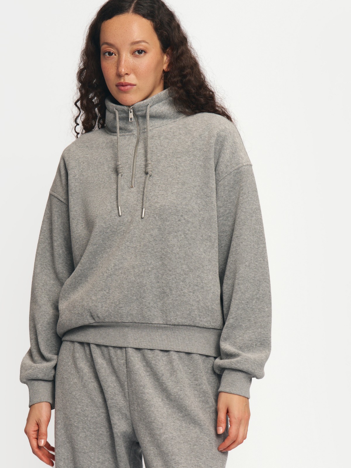 Свитшот с воротником-стойкой на молнии