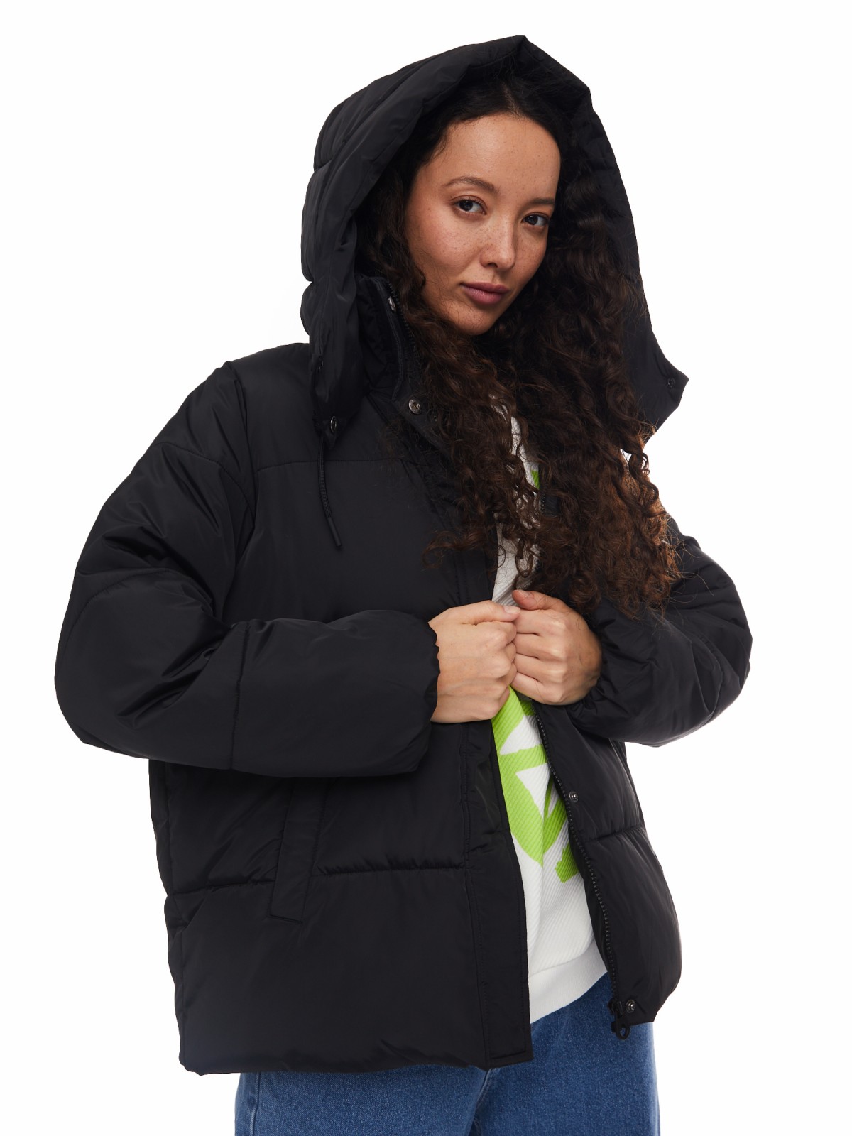 Тёплая укороченная дутая куртка с капюшоном zolla 024125112434, цвет черный, размер XS - фото 3