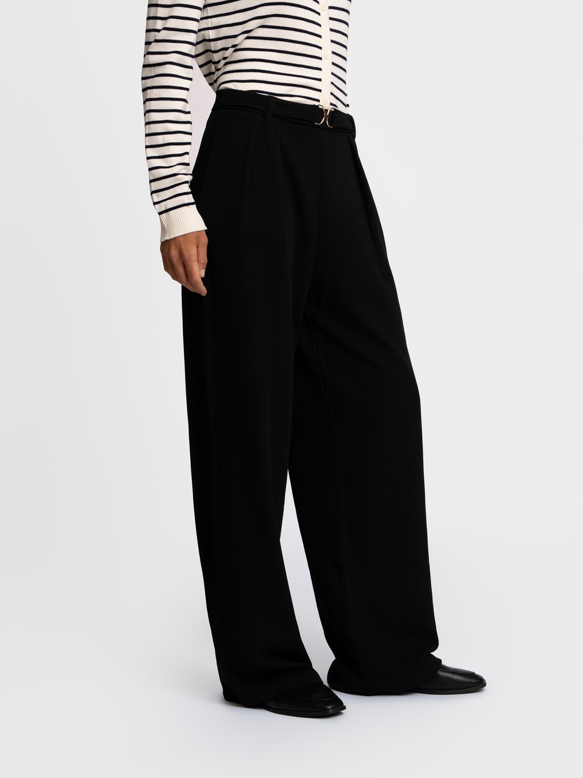 Прямые брюки на резинке с защипами