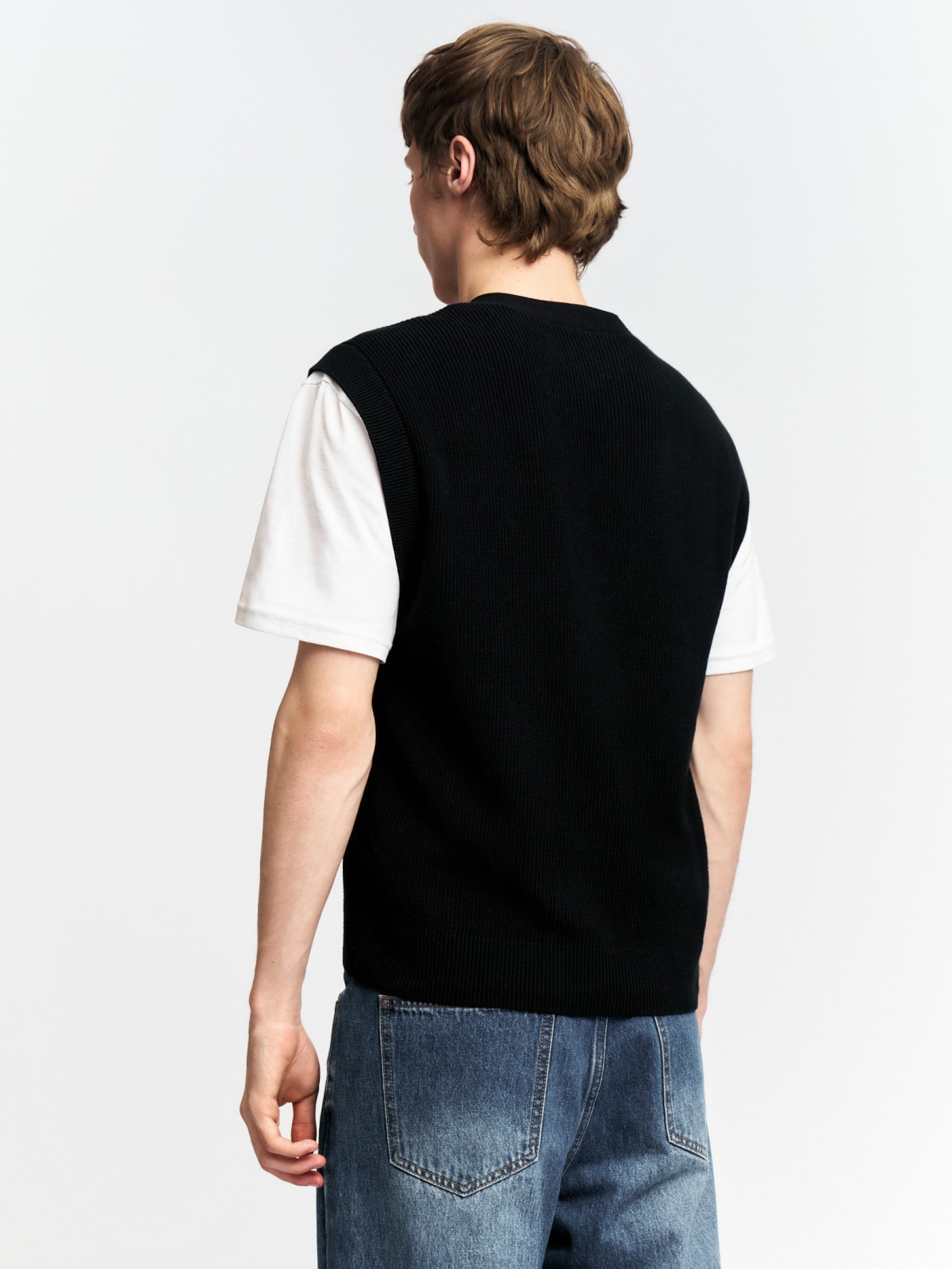 Вязаный жилет на пуговицах с воротником и карманами