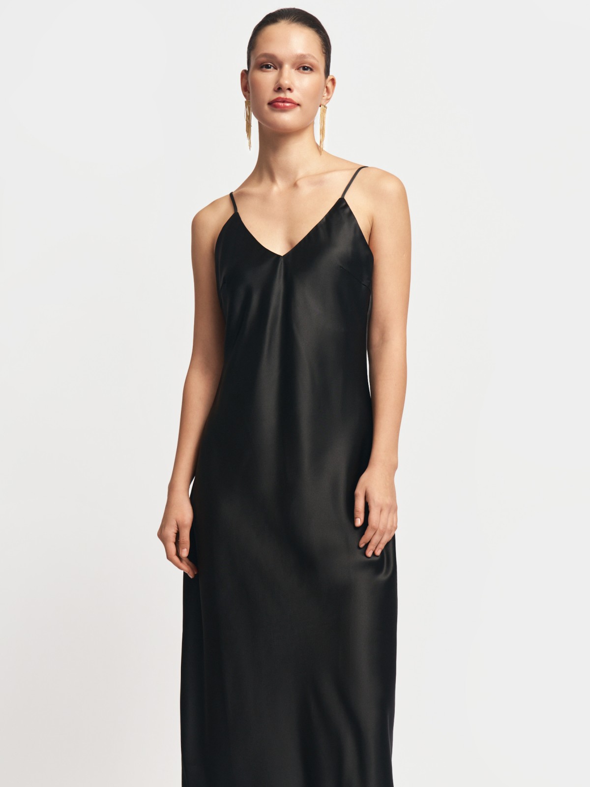 Атласное платье-комбинация миди на бретельках