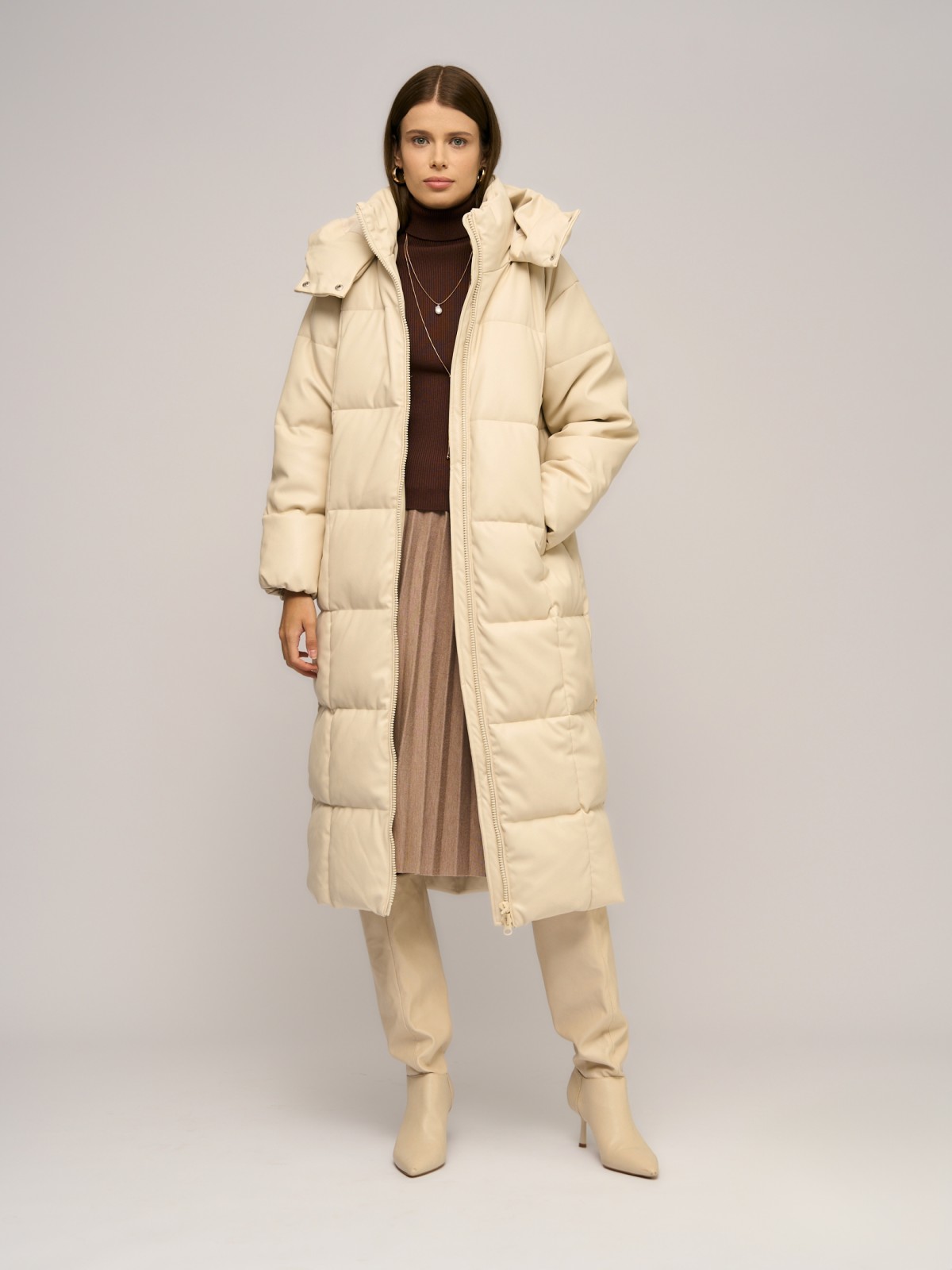 Тёплая стёганая куртка-пальто из экокожи с капюшоном и двойным воротником 3799₽