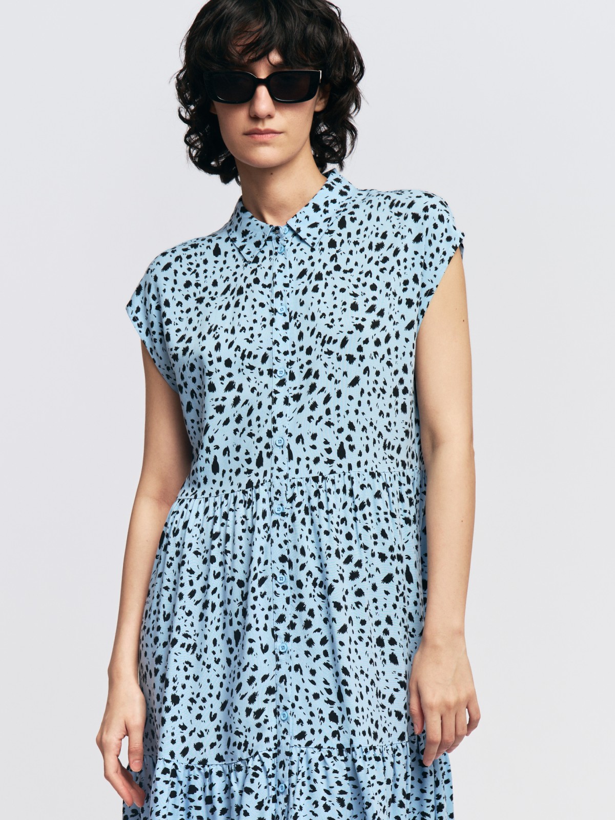 Ярусное платье-рубашка из вискозы с коротким рукавом