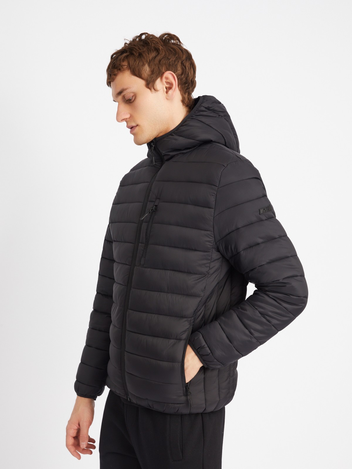 Лёгкая утеплённая стёганая куртка на молнии с капюшоном zolla 013335114014, цвет черный, размер S - фото 3