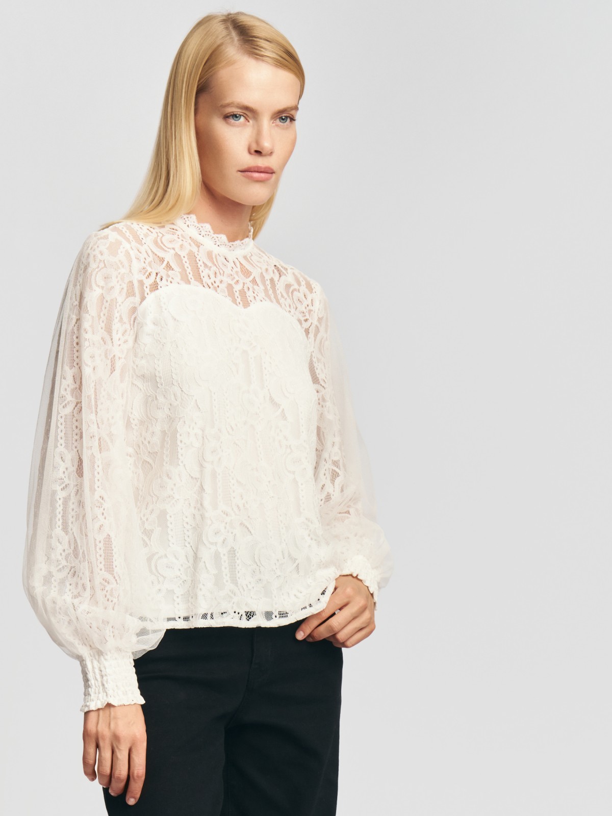 Кружевная блузка с длинным рукавом