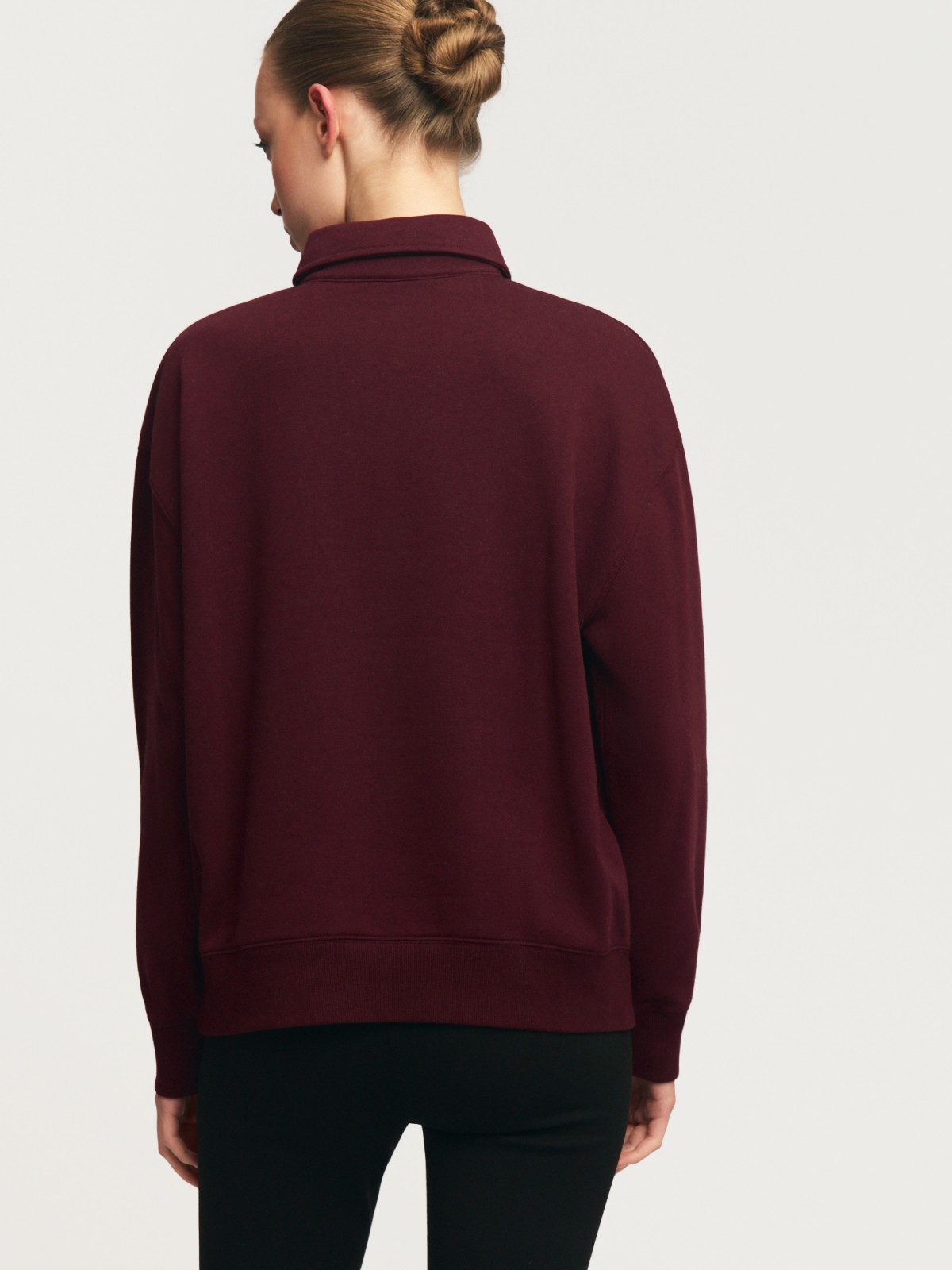 Утеплённый свитшот с воротником поло и надписью