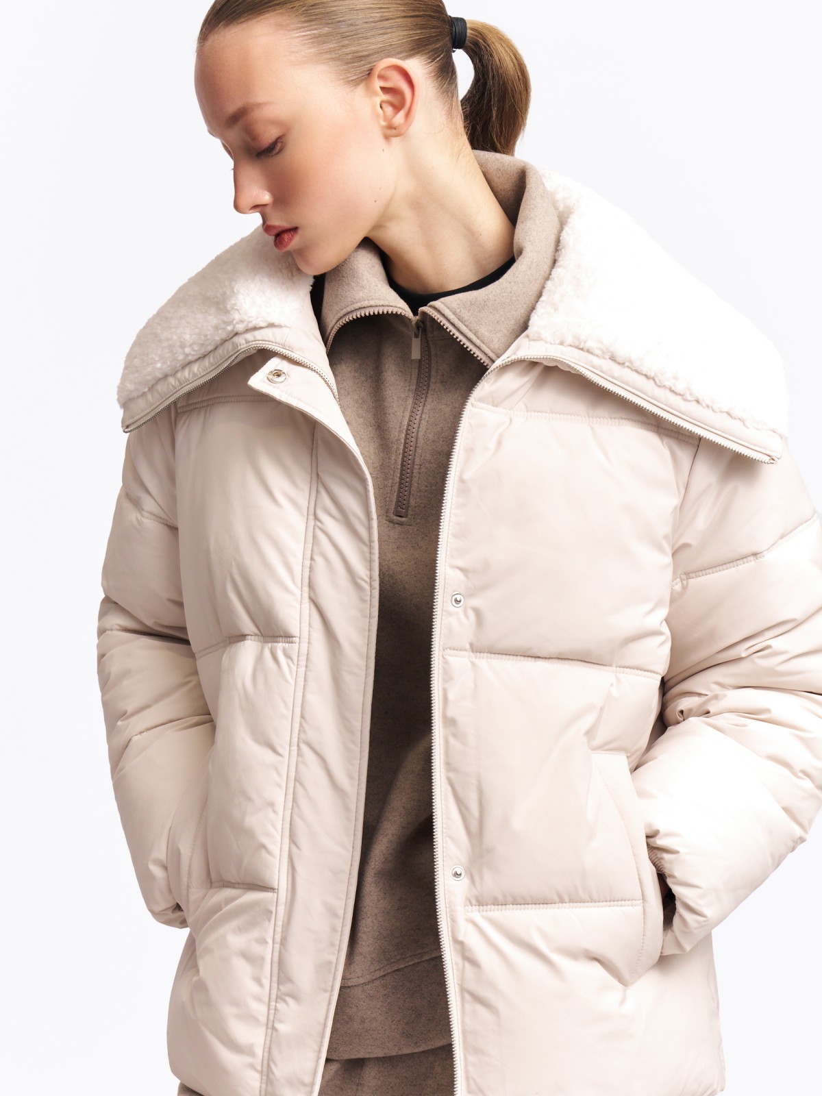 Тёплая куртка с высоким воротником