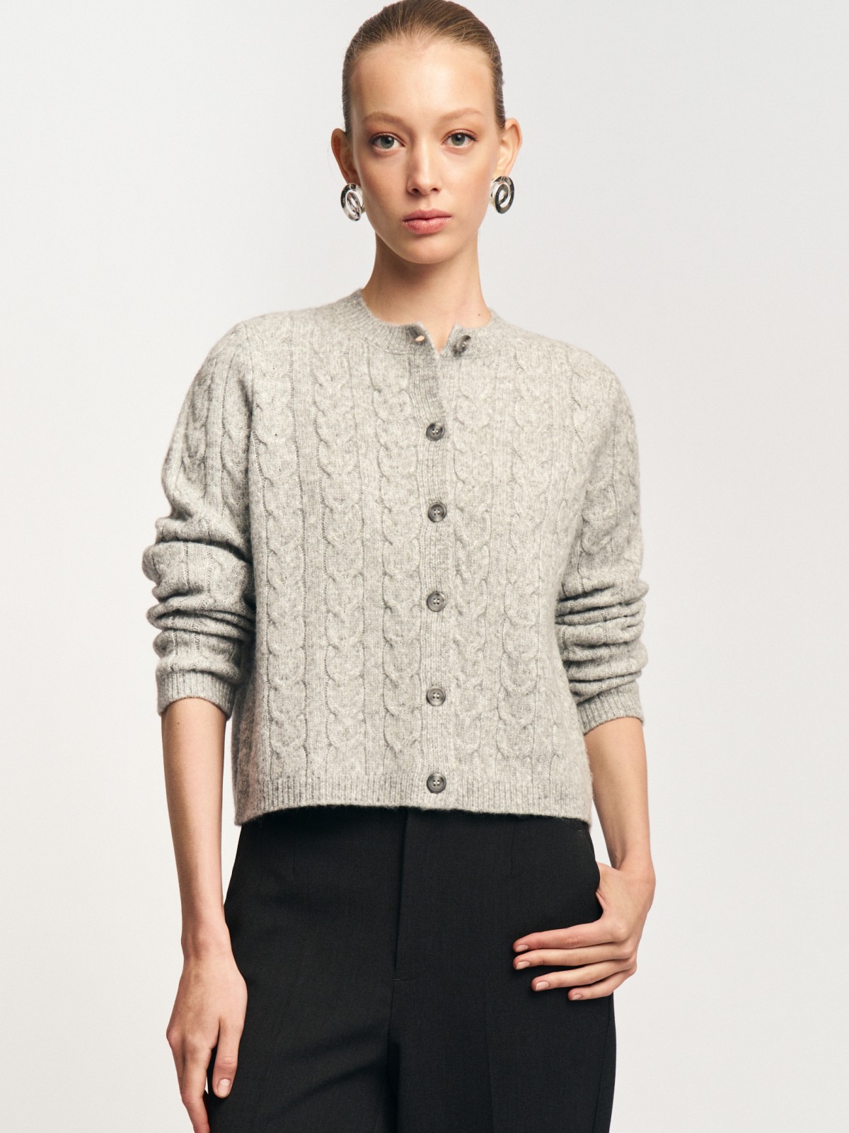 Вязаный короткий кардиган на пуговицах