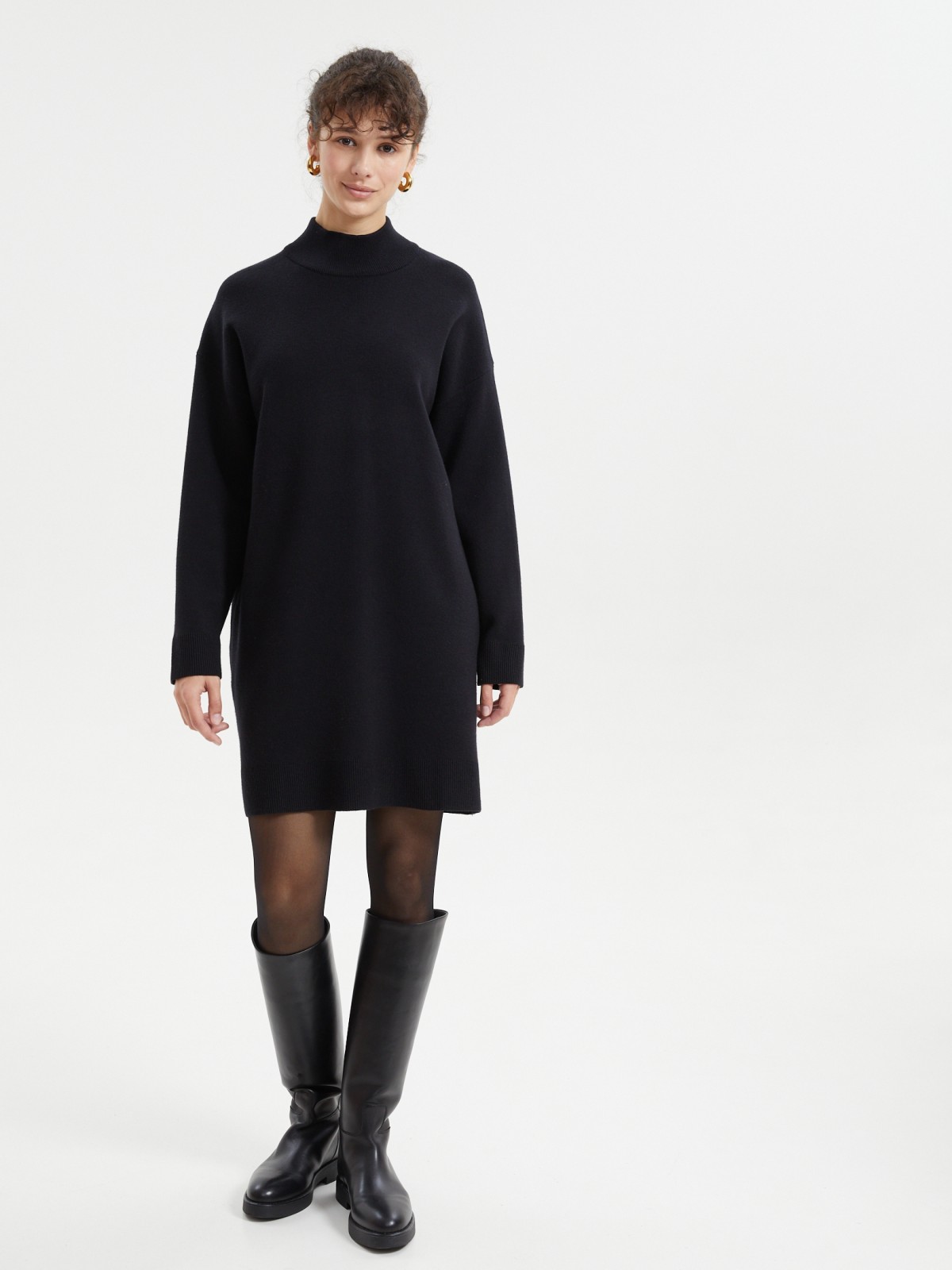 Вязаное платье-свитер с горлом